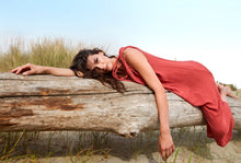 Carica l'immagine nel visualizzatore di Gallery, Tunica in mussola con cintura stampata rosso marsala