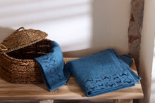 Load image into Gallery viewer, Box coppia asciugamani in bamboo ricamati GRECA