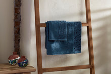 Load image into Gallery viewer, Box coppia asciugamani in bamboo ricamati GRECA