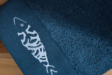Lade das Bild in den Galerie-Viewer, Geschenkbox mit 2 bestickten Handtüchern aus Bambus und Baumwolle „Fische“ in Blau