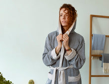 Lade das Bild in den Galerie-Viewer, Blauer und roter Bade-und Morgenmantel