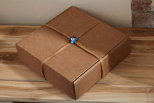 Lade das Bild in den Galerie-Viewer, Geschenkbox mit 2 bestickten Handtüchern aus Bambus und Baumwolle „Fische“ in Rosa