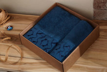 Load image into Gallery viewer, Box coppia asciugamani in bamboo ricamati GRECA