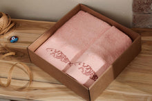 Lade das Bild in den Galerie-Viewer, Geschenkbox mit 2 bestickten Handtüchern aus Bambus und Baumwolle „Fische“ in Rosa