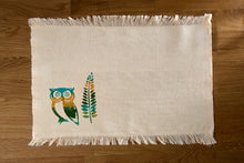 Lade das Bild in den Galerie-Viewer, Handbedrucktes Baumwoll-Platzset mit liebevoll gestaltetem Eulenmotiv