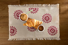 Lade das Bild in den Galerie-Viewer, Handbedrucktes Baumwoll-Platzset mit liebevoll gestaltetem Blumenmotiv
