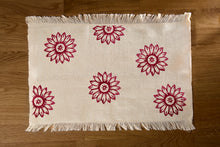 Lade das Bild in den Galerie-Viewer, Handbedrucktes Baumwoll-Platzset mit liebevoll gestaltetem Blumenmotiv