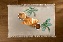 Lade das Bild in den Galerie-Viewer, Handbedrucktes Baumwoll-Platzset mit liebevoll gestaltetem Libellenmotiv