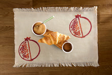 Lade das Bild in den Galerie-Viewer, Handbedrucktes Baumwoll-Platzset mit liebevoll gestaltetem Granatapfelmotiv