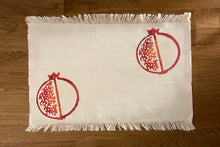 Lade das Bild in den Galerie-Viewer, Handbedrucktes Baumwoll-Platzset mit liebevoll gestaltetem Granatapfelmotiv