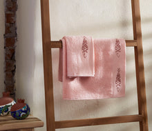 Lade das Bild in den Galerie-Viewer, Geschenkbox mit 2 bestickten Handtüchern aus Bambus und Baumwolle „Fische“ in Rosa