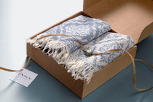 Lade das Bild in den Galerie-Viewer, Geschenkidee: Set aus 2 Handtüchern im Barock-Stil, Hellblau