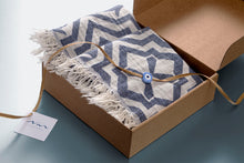 Lade das Bild in den Galerie-Viewer, Geschenkset – 2 Handtücher im Tulpen-Design in blau