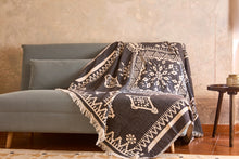 Lade das Bild in den Galerie-Viewer, Baumwolldecke aus Jacquard mit Ethno-Design
