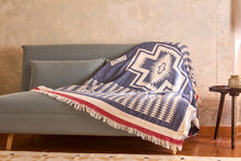 Lade das Bild in den Galerie-Viewer, Baumwolldecke aus Jacquard mit geometrischem Muster

