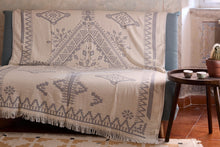 Lade das Bild in den Galerie-Viewer, Baumwolldecke aus Jacquard mit Ethno-Design
