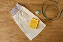 Carica l&#39;immagine nel visualizzatore di Gallery, Guanto esfoliante con sapone
