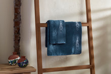 Carica l&#39;immagine nel visualizzatore di Gallery, Box coppia asciugamani in bamboo ricamati PESCI BLU
