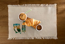 Lade das Bild in den Galerie-Viewer, Handbedrucktes Baumwoll-Platzset mit liebevoll gestaltetem Eulenmotiv
