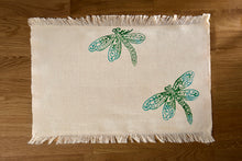 Lade das Bild in den Galerie-Viewer, Handbedrucktes Baumwoll-Platzset mit liebevoll gestaltetem Libellenmotiv
