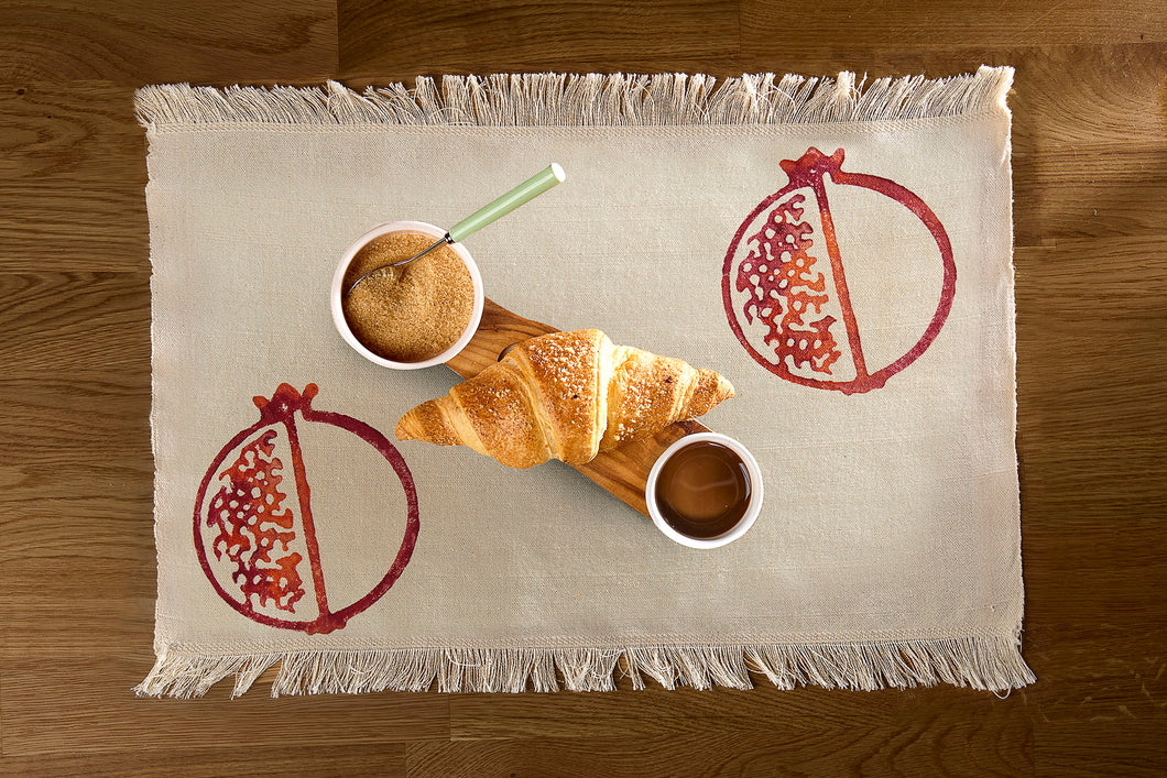 Handbedrucktes Baumwoll-Platzset mit liebevoll gestaltetem Granatapfelmotiv