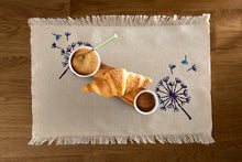 Lade das Bild in den Galerie-Viewer, Handbedrucktes Baumwoll-Platzset mit liebevoll gestaltetem Pusteblumenmotiv
