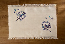 Lade das Bild in den Galerie-Viewer, Handbedrucktes Baumwoll-Platzset mit liebevoll gestaltetem Pusteblumenmotiv
