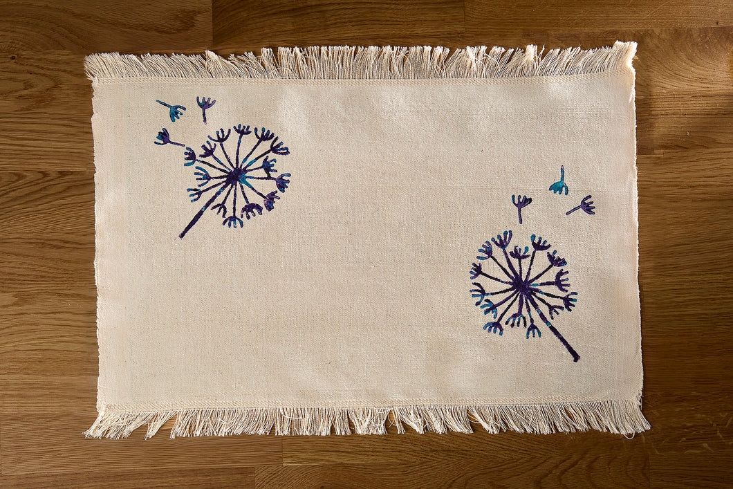 Handbedrucktes Baumwoll-Platzset mit liebevoll gestaltetem Pusteblumenmotiv