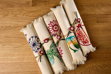 Lade das Bild in den Galerie-Viewer, Handbedrucktes Baumwoll-Platzset mit liebevoll gestaltetem Blumenmotiv
