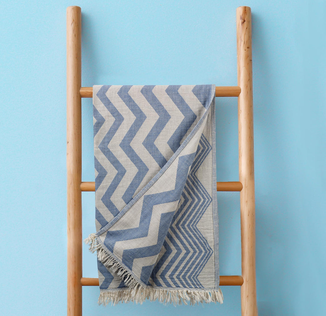 Zig zag hand towel light blue