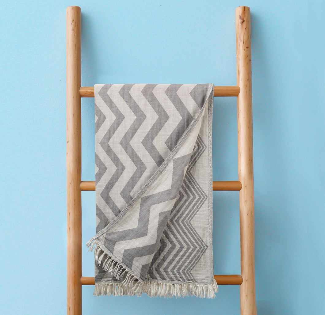 Zig zag hand towel grey